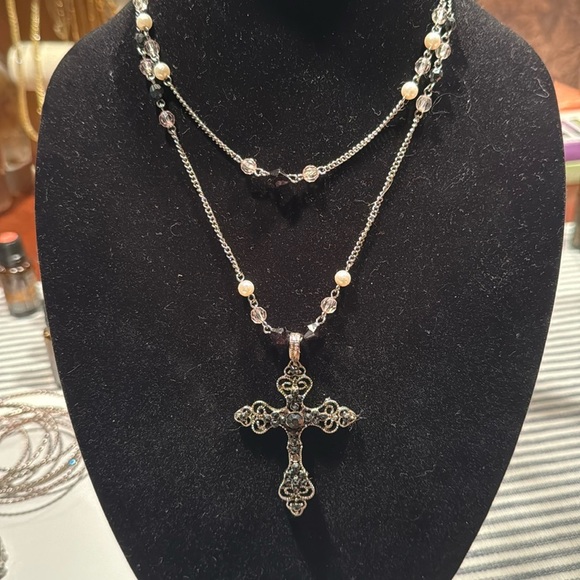 Beautiful silver cross necklace. - Picture 3 of 3